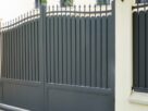 Moderna kapija od metala sa uspravnim letvama i šiljcima